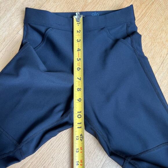 Alo Leggings with Pockets in Black - Picture 5 of 6